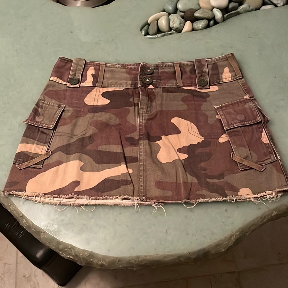 Mods International army print cargo skirt with 4 side pockets & 2 back pockets